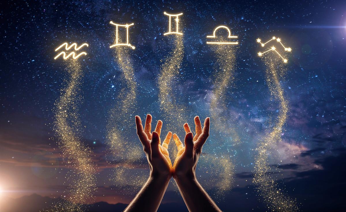 Illustration von vier Sternzeichen-Symbolen, die vor einem nächtlichen, von Planetenkonstellationen erleuchteten Himmel kreative Energie ausstrahlen.